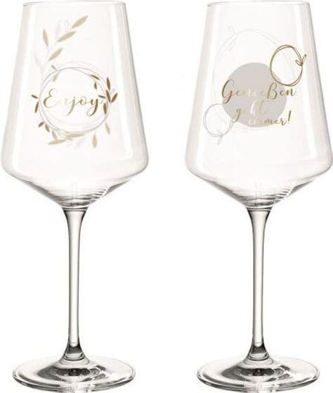 Fotografia gramofónu s vinylovou platňou, luxusných pohárov na víno a súpravy stolových hier pre dvoch.