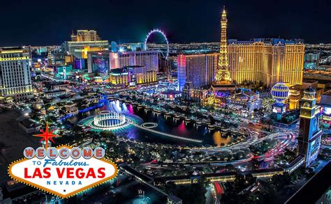 Tematické foto Las Vegas Strip v noci s vianočnými dekoráciami alebo ohňostrojom
