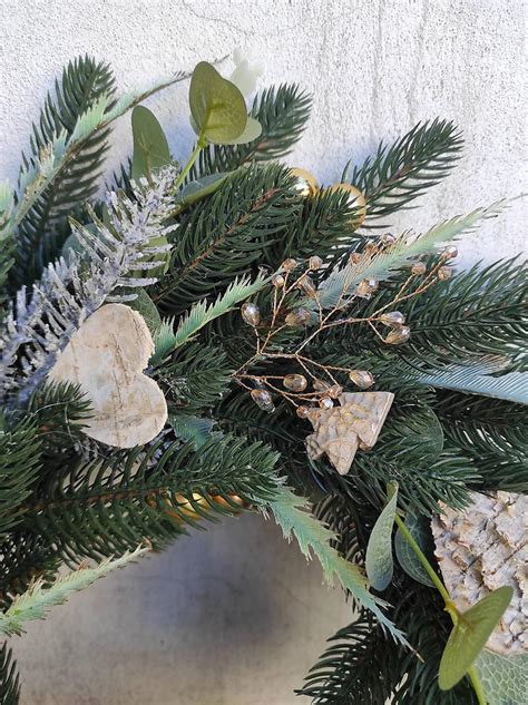 Detailný záber na štruktúru umelej čečiny a základný veniec pripravený na zdobenie