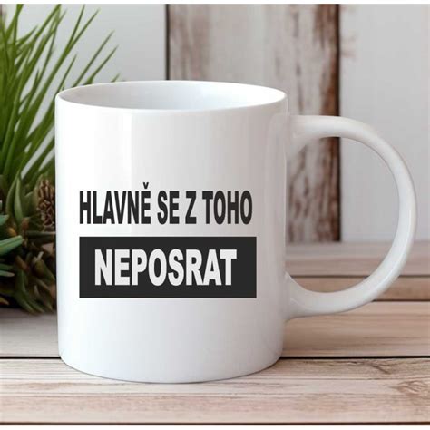 Ukážka personalizovaného hrnčeka s vtipným nápisom o dospelosti.