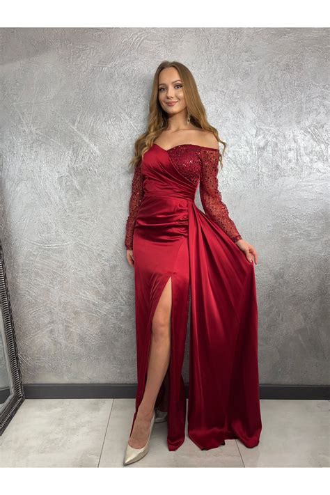 modelka v elegantných spoločenských šatách na stužkovú slávnosť