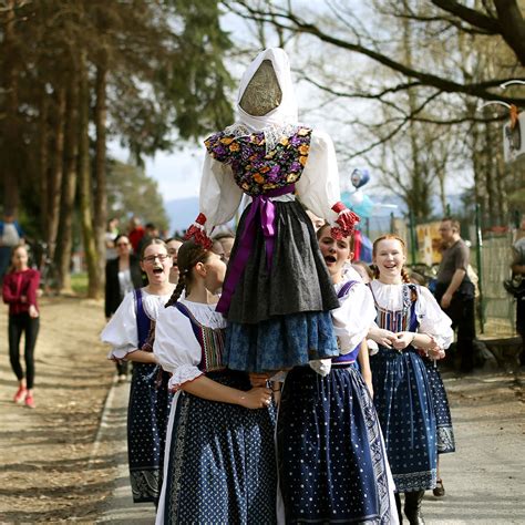 Obraz znázorňujúci tradičné vynášanie Moreny v slovenskej dedine