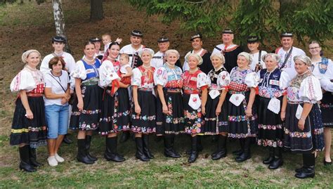 Archívna fotografia zakladajúcich členiek folklórnej skupiny