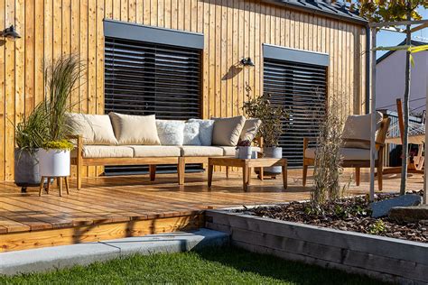 Ilustračná fotografia - vonkajšia terasa s posedením a cateringom