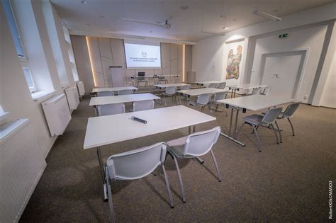 Ilustračná fotografia - moderná konferenčná miestnosť s technickým vybavením