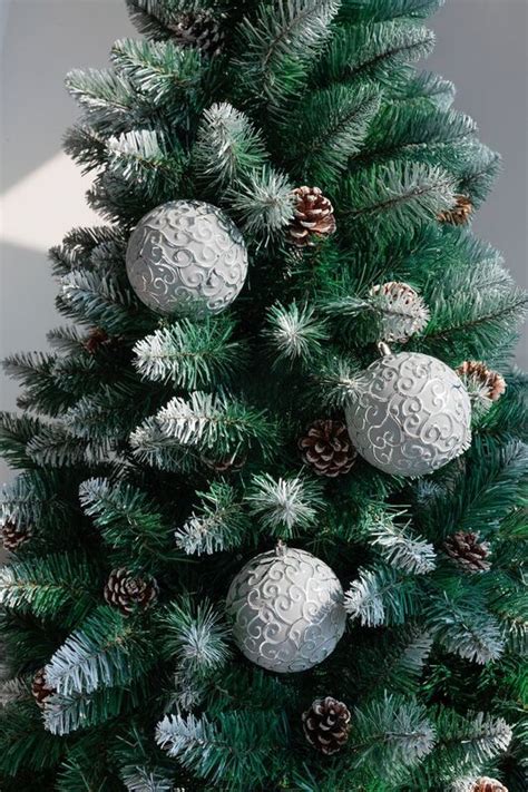 strieborné anjelské ozdoby na vianočný stromček