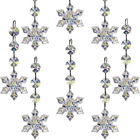 strieborné vianočné ozdoby v tvare vločiek a hviezd