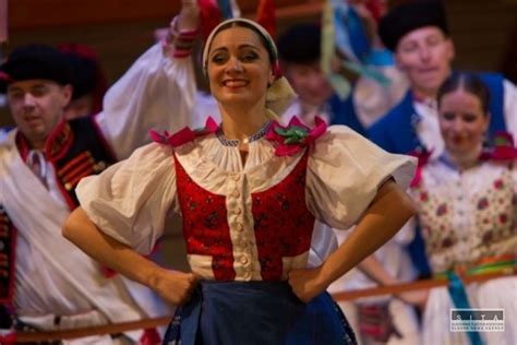 ilustračné foto: ľudia na folklórnom festivale vo Východnej