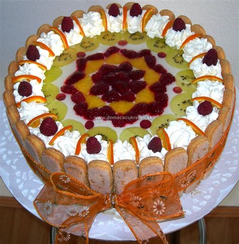 ilustrácia torty s piškótami, ovocím a smotanou