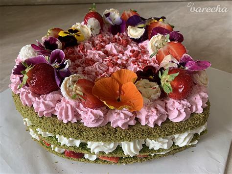 ilustrácia torty z muffinov s kokosovým krémom a ovocím