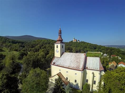 Ilustratívna fotografia svadobných obradov v rôznych prostrediach (kostol, úrad, exteriér)