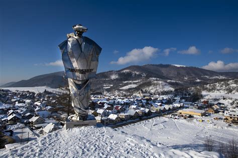 Zimná panoráma zasneženej obce Terchová v obklopení hôr Malej Fatry