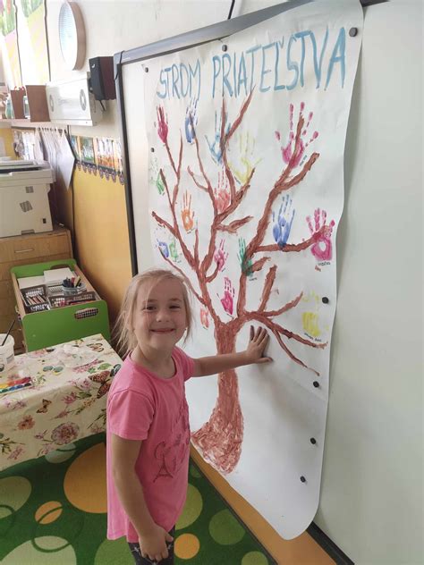 Ilustrácia priateľstva medzi deťmi, ktoré prekonávajú prekážky