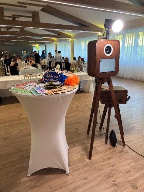 Fotokútik s filmovými rekvizitami pre zábavu hostí.