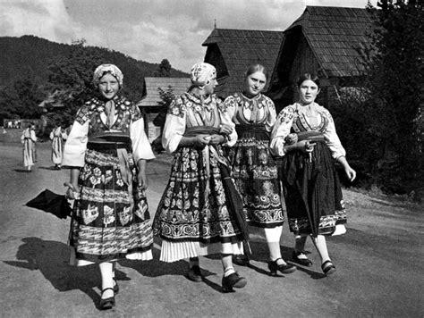 Historická ilustrácia života v Úľanoch nad Žitavou (napr. ľudia v krojoch, staré domy)