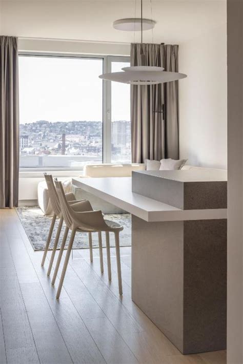 atmosférická fotografia interiéru Cosmopolitan BB s výhľadom na námestie v Banskej Bystrici
