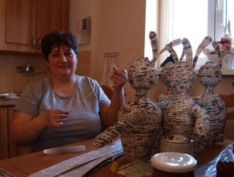 Ilustrácia rôznych veľkonočných zajačikov vyrobených z rôznych materiálov.