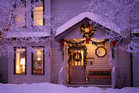 Škandinávsky ladená vianočná výzdoba s dôrazom na bielu a prírodné materiály