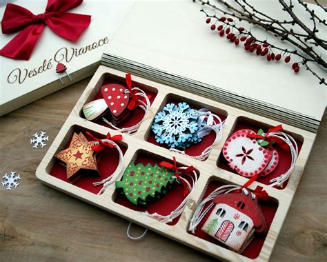 Ilustrácia detí pri výrobe vianočných ozdôb