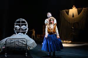 scéna z inscenácie SAVED/SPASENÍ s postavami v chaotickom prostredí