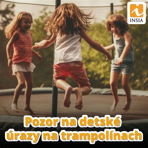 Ilustračná fotografia detí skákajúcich na trampolínach v modernom interiéri