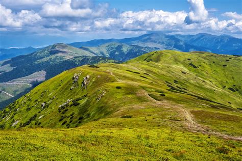 Panoramatický záber na Nízke Tatry s chodníkom a Vrbickým plesom