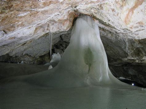 Fotografia Dobšinskej ľadovej jaskyne s ľadovými útvarmi