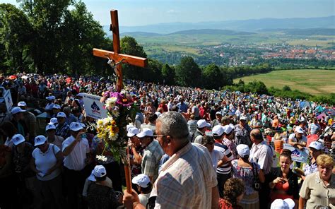 Duchovný význam cirkevného sobáša, veriaci pár pred oltárom