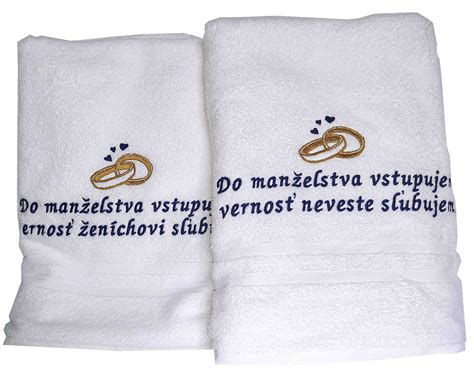 Pár diskutujúci o svadobných poplatkoch s kňazom
