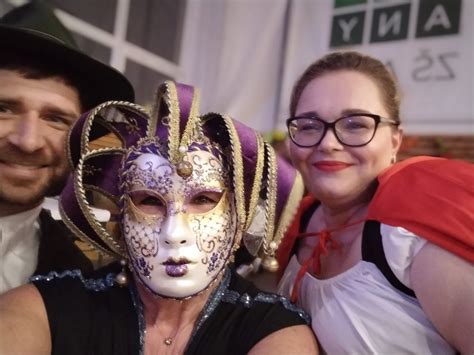 Ženy v maskách odstrihávajúce kravaty mužom počas Weiberfastnacht
