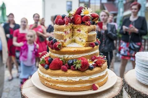Naked cake zdobený čerstvým ovocím a jedlými kvetmi