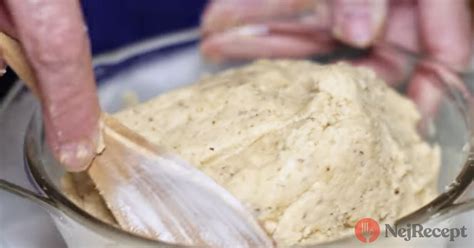 Miska s mletými orechmi a inými ingredienciami na pečenie