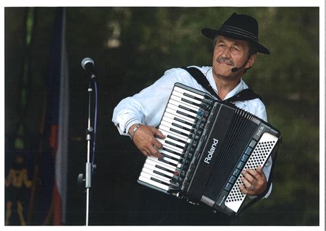 Fotografia: Starejší v kroji s harmonikou