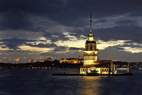 panoramatická fotografia Istanbulu s výhľadom na Bospor počas západu slnka ako scéna pre hudobné video