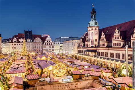 vánoční trh v Německu s osvětlením a stánky