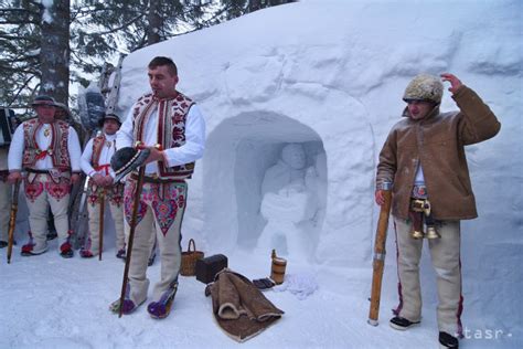 Fotografia návštevníkov pri snehovom betleheme počas Trojkráľového poludnia
