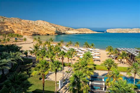 Záber na exteriér Plaza Beach Resortu s mediteránskou architektúrou a palmami