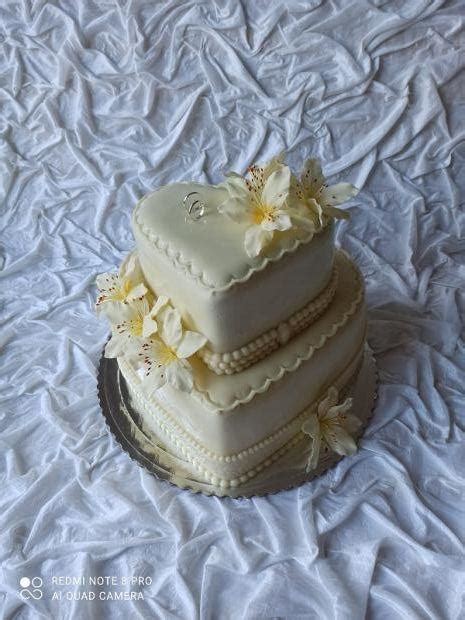Tematická poschodová torta s rôznymi dekoráciami
