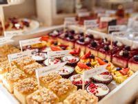 Esteticky zariadený svadobný candy bar