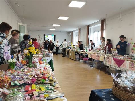 Tematické foto veľkonočných dekorácií a kraslíc v nemeckej domácnosti