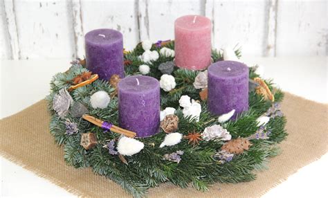 Vianočný adventný veniec s fialovými sviečkami