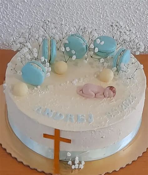 Farebná krstinová torta s rôznymi marcipánovými figúrkami pre chlapca a dievča