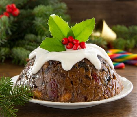 Detailný záber na tradičný vianočný puding zdobený vetvičkou cezmíny