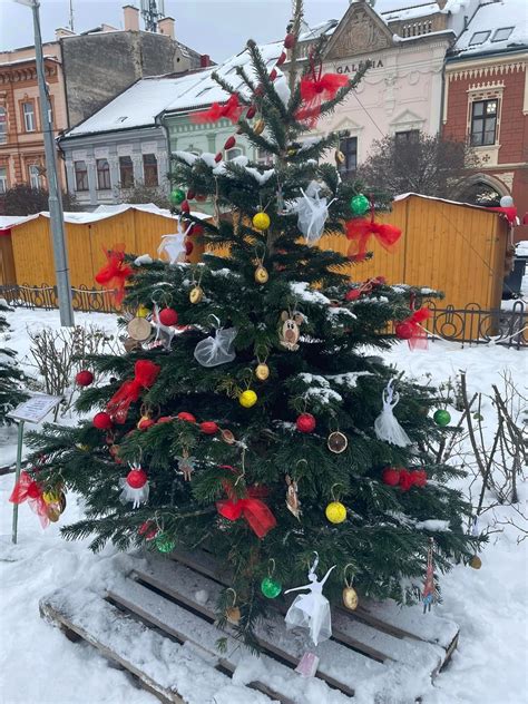 Ilustračný obrázok stromčeka s darčekmi