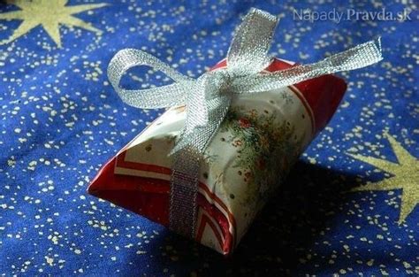 Schéma balenia mäkkého darčeka do tvaru cukríka pomocou papierovej rolky a stužky.