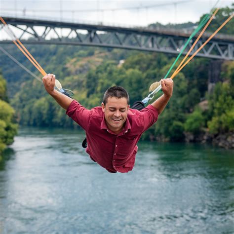 Muž pri bungee jumpingu