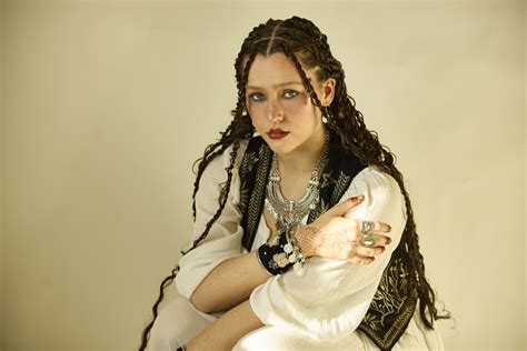 Infografika znázorňujúca komplexnosť medziľudských vzťahov a mediálneho obrazu.