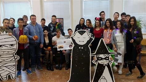 Záber na veselých žiakov v rôznych karnevalových maskách počas školskej slávnosti