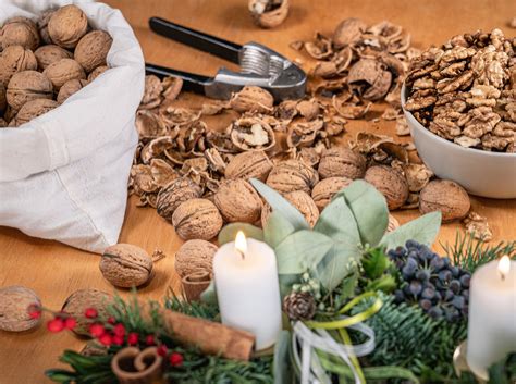 ilustračná fotografia tradičného vianočného stola s oblátkami, sviečkami a vianočným pečivom