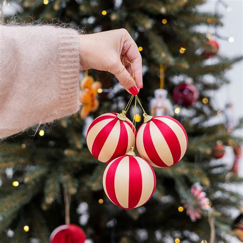 nadrozmerné vianočné ozdoby v jednotnej farbe